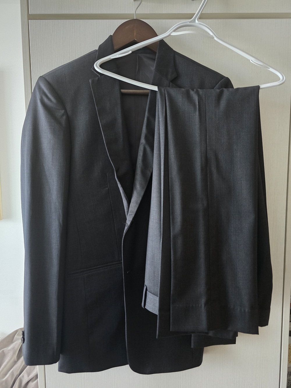 Charcoal Gray Suit - Superfine Wool EUC (36R Slim)